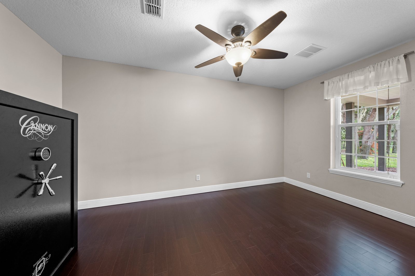 Front flex room, office or bonus space