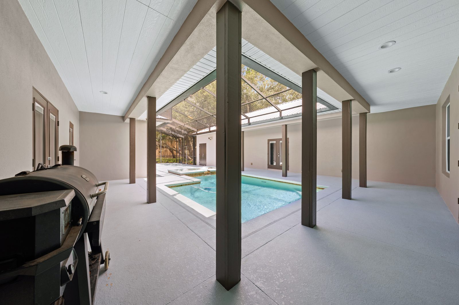 Covered lanai with outdoor grill
